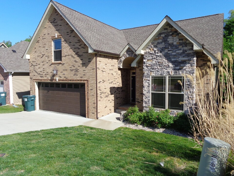 634 Hidden Valley Dr in Clarksville, TN - Building Photo