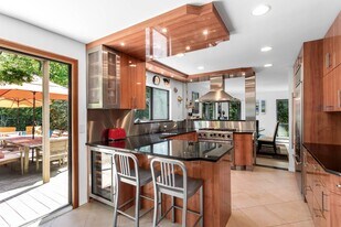 6 Strathmore Ct in Remsenburg, NY - Building Photo