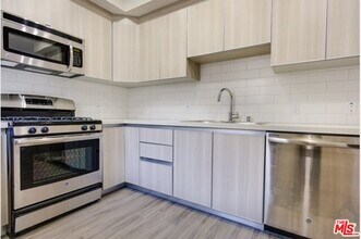 7260 Hawthorn Ave-Unit -106 in Los Angeles, CA - Building Photo - Building Photo