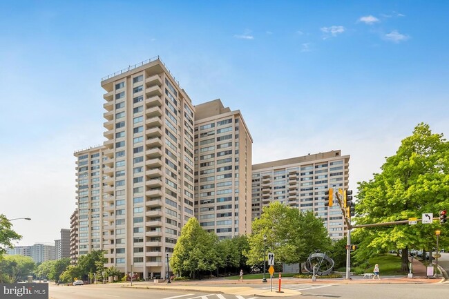 5500 Friendship Blvd in Chevy Chase, MD - Foto de edificio - Building Photo