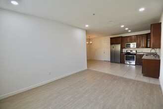 7122 Amigo Ave, Unit 105 in Los Angeles, CA - Foto de edificio - Building Photo