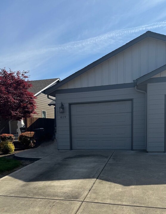 619-621 Broad St S in Monmouth, OR - Foto de edificio