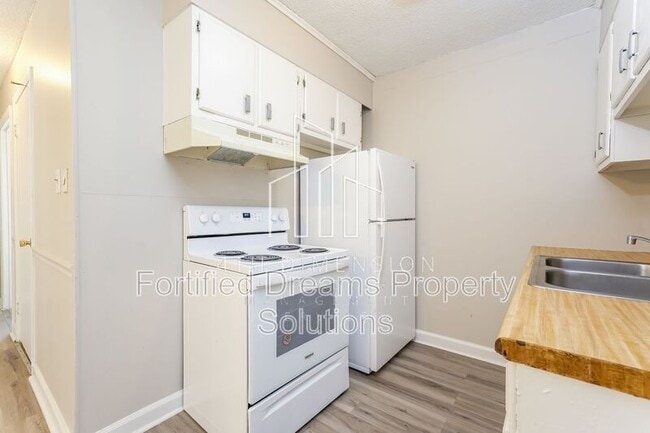 4368 Ogburn Ave, Unit Unit 8 in Winston-Salem, NC - Foto de edificio - Building Photo