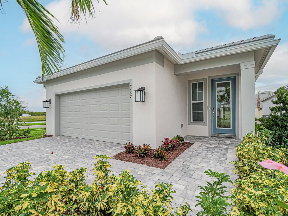 4487 Nautilus Cir in Wabasso, FL - Building Photo