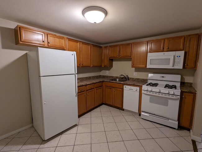 11 Lancelot Court in Salem, NH - Building Photo - Building Photo