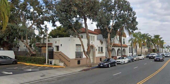 1027 Redondo Ave in Long Beach, CA - Foto de edificio - Building Photo