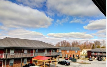 Charleswood Condo Apartments in Louisville, KY - Building Photo - Building Photo