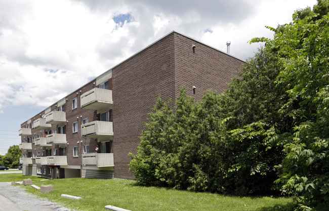 2820 Carling Ave in Ottawa, ON - Building Photo - Building Photo