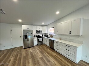 6191 Bullion Blvd in Las Vegas, NV - Building Photo - Building Photo