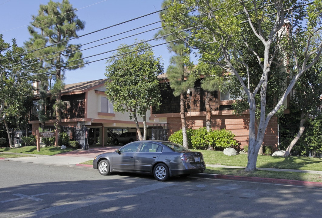 Garden Vista Apartments in Costa Mesa, CA - Building Photo