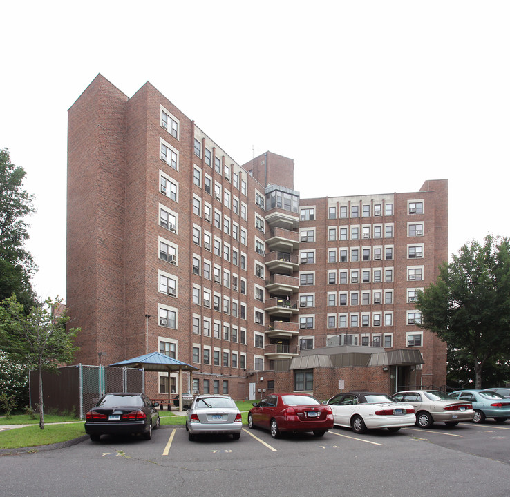 Gaylord Towers in Bristol, CT - Foto de edificio