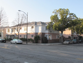 128 N Pass Ave in Burbank, CA - Building Photo - Building Photo