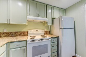 9911 NE 135th Pl in Kirkland, WA - Building Photo - Building Photo