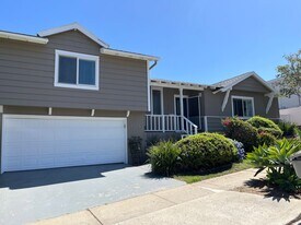 5425 Hewlett Dr in San Diego, CA - Building Photo