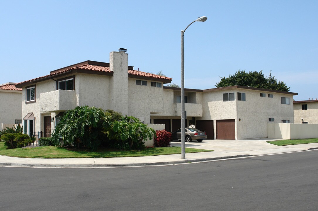 16631 Sims St in Huntington Beach, CA - Building Photo