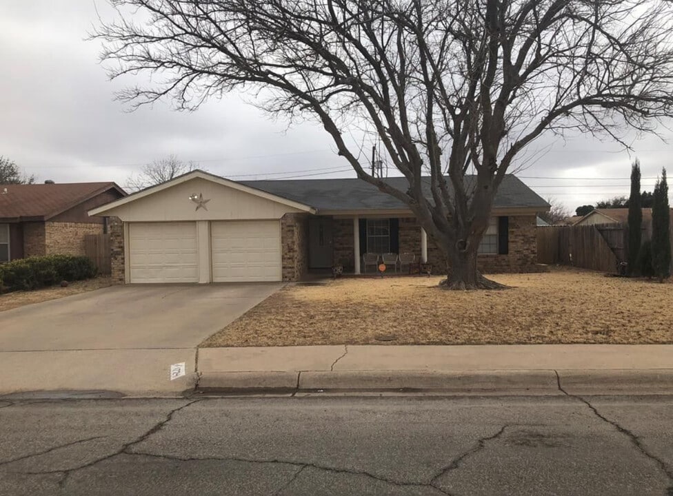 1724 E Pine Ave in Midland, TX - Building Photo