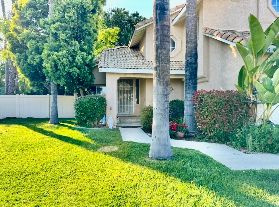 39259 Via Las Sintras in Murrieta, CA - Foto de edificio