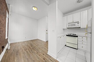 240 Sullivan St, Unit 19 in New York, NY - Building Photo - Building Photo