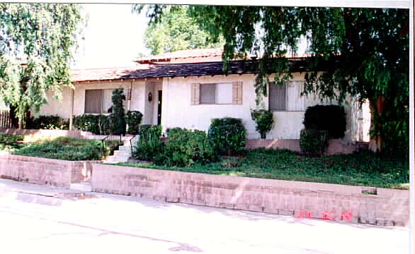 1241 E Bastanchury Rd in Fullerton, CA - Foto de edificio