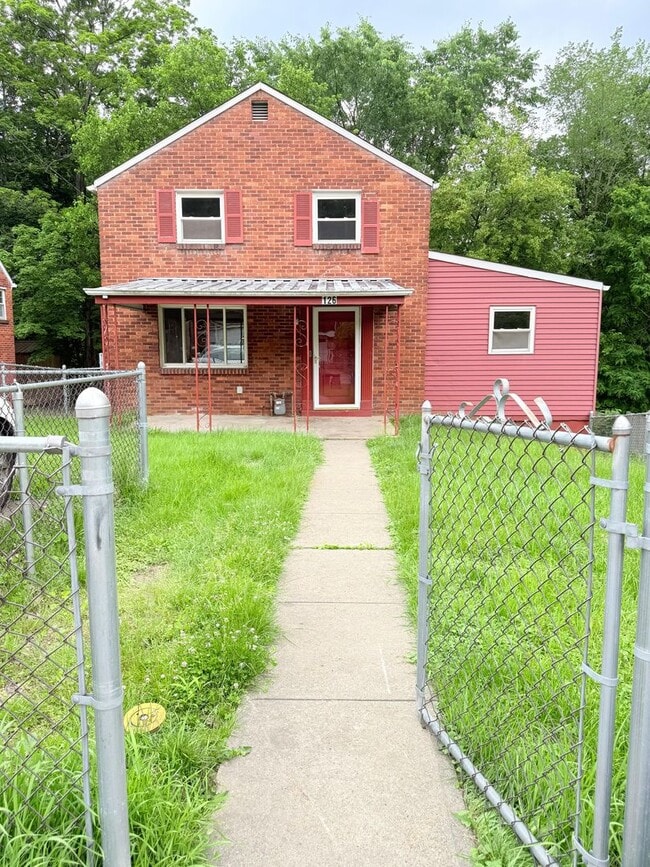 126 Briarwood Dr in Pittsburgh, PA - Building Photo - Building Photo