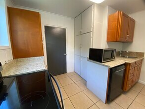 1739 Kamohoalii St in Honolulu, HI - Building Photo - Building Photo
