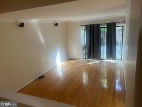 2045 N Glebe Rd in Arlington, VA - Building Photo - Building Photo