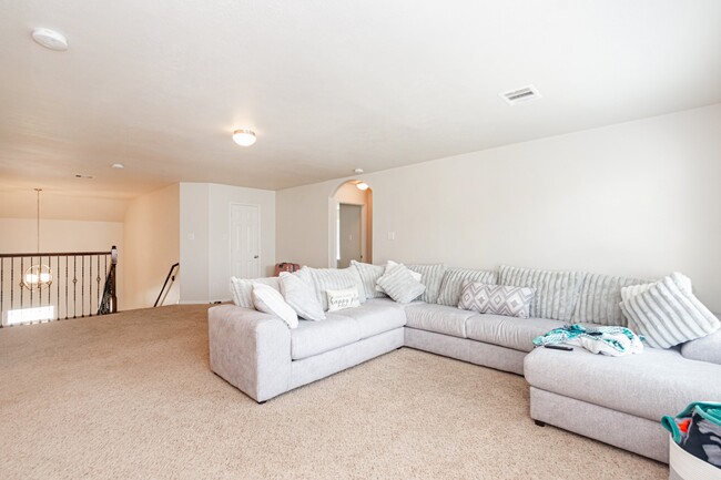 8311 Bay Oaks Dr in Baytown, TX - Foto de edificio - Building Photo
