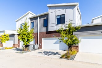 465 SW 12th St, Unit 2 in Des Moines, IA - Foto de edificio - Building Photo