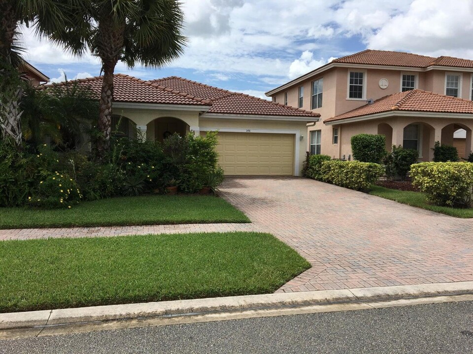 148 Catania Way in Royal Palm Beach, FL - Building Photo