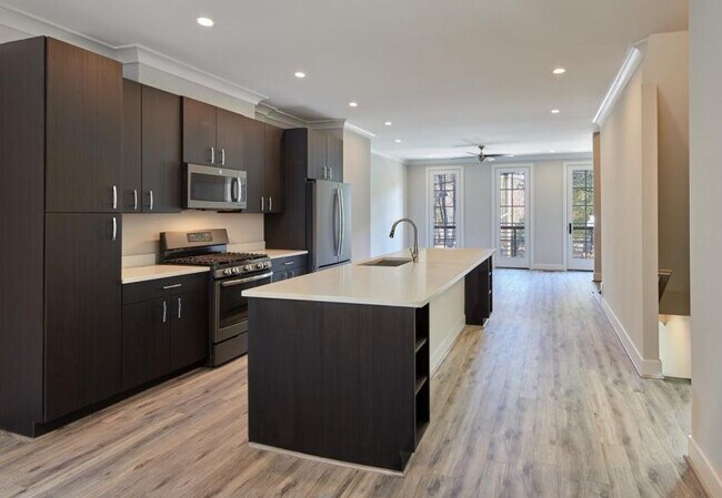property at 928 N Buchanan St