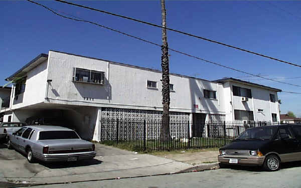 7221 Case Ave in Sun Valley, CA - Foto de edificio