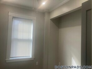 1572 Commonwealth Ave in Boston, MA - Foto de edificio - Building Photo