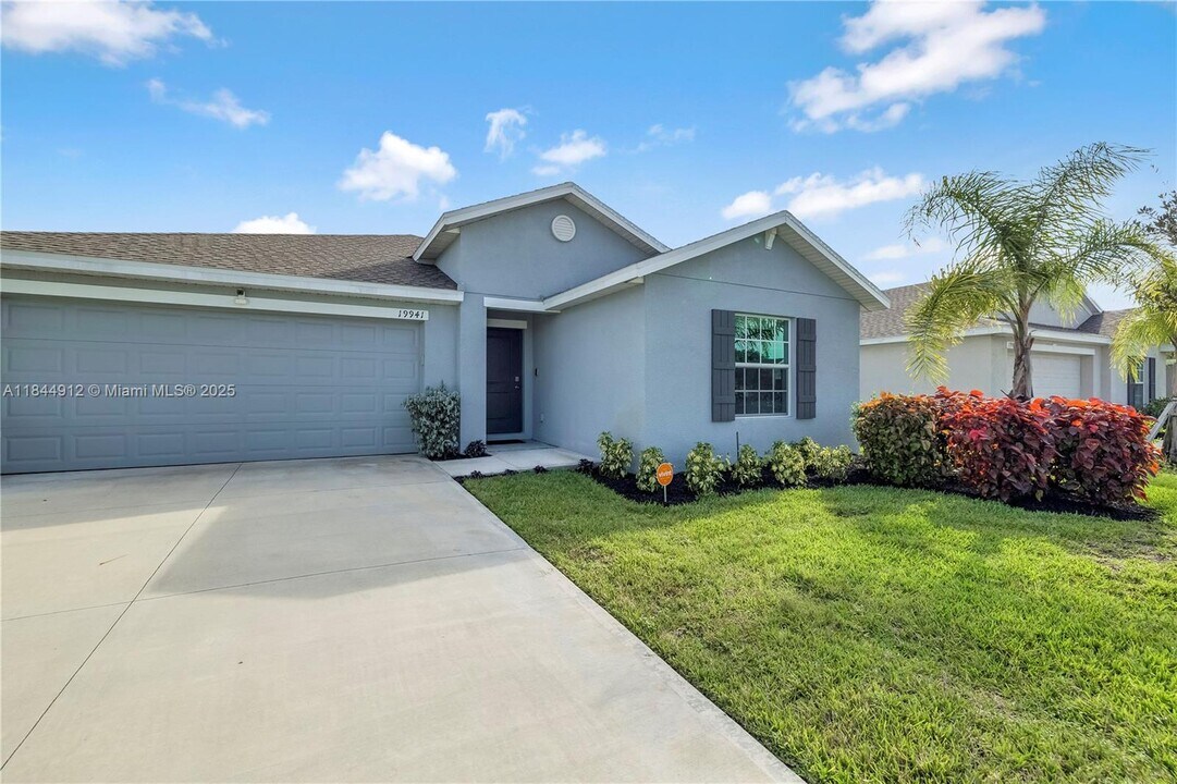 19941 Green Pasture Rd in Lehigh Acres, FL - Building Photo