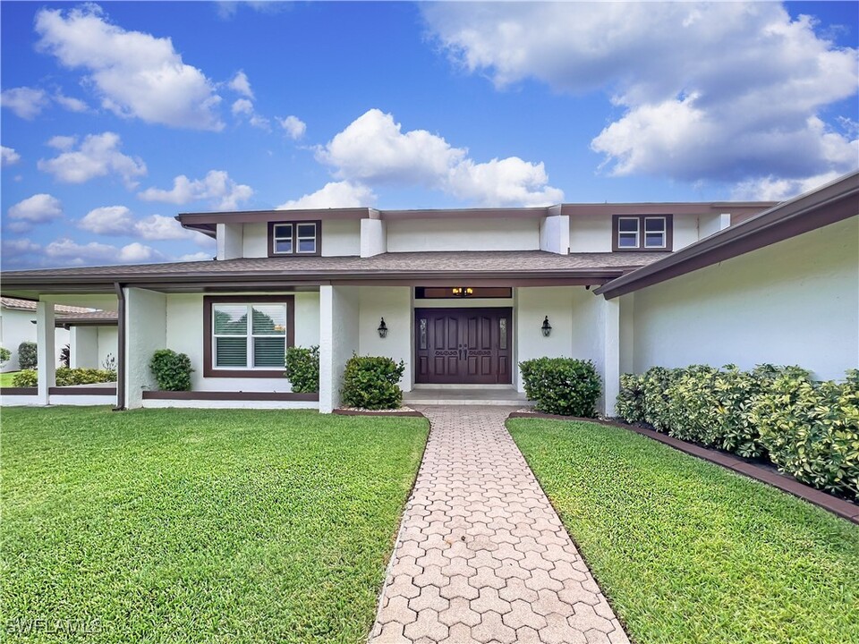 16924 Timberlakes Dr in Ft. Myers, FL - Foto de edificio