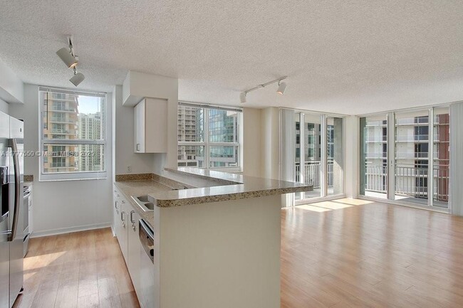 1111 Brickell Bay Dr, Unit 1101 in Miami, FL - Building Photo - Building Photo