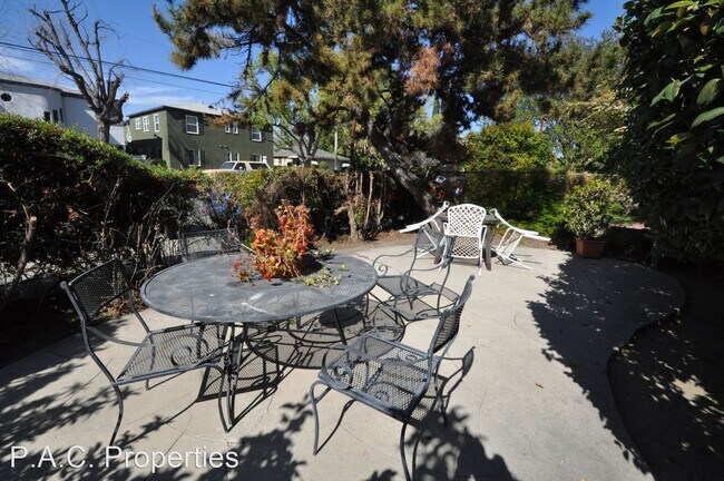 10924 Camarillo St in Los Angeles, CA - Building Photo - Building Photo