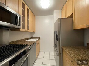166 E 34th St in New York, NY - Building Photo - Building Photo