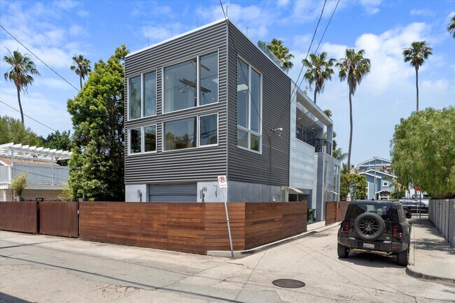 483 Carroll Canal Ct in Venice, CA - Building Photo - Building Photo
