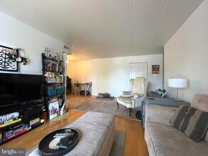 132 Roberts Ln in Alexandria, VA - Foto de edificio - Building Photo