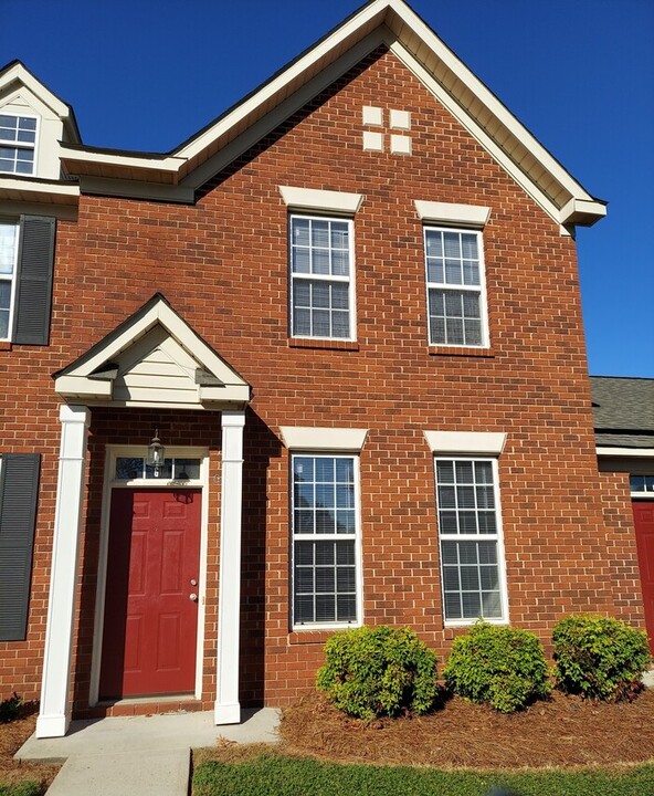 1872 Arbors Dr in Gastonia, NC - Foto de edificio