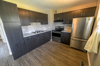 9306-93108 108 Ave in Grande Prairie, AB - Building Photo - Building Photo