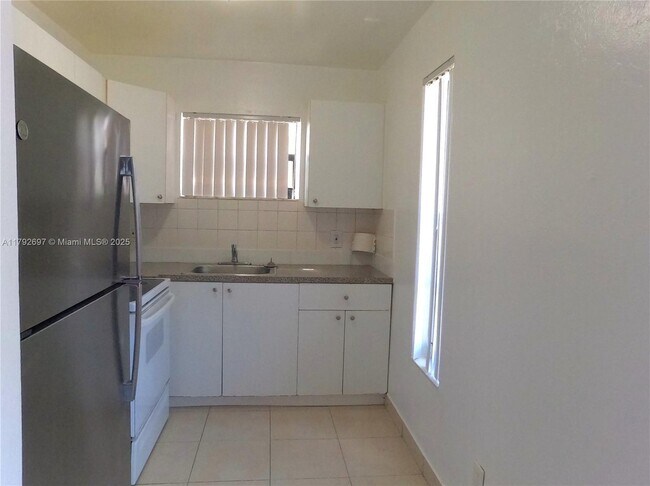 1680 Harding St in Hollywood, FL - Building Photo - Building Photo