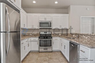 16472 Smoke Tree St in Hesperia, CA - Building Photo - Building Photo