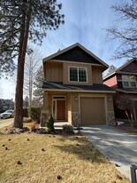 19430 Hollygrape St in Bend, OR - Building Photo