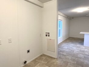 19571 Boones Ferry Rd NE in Hubbard, OR - Building Photo - Building Photo