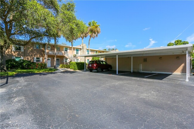 221 Cypress Way E in Naples, FL - Building Photo - Building Photo