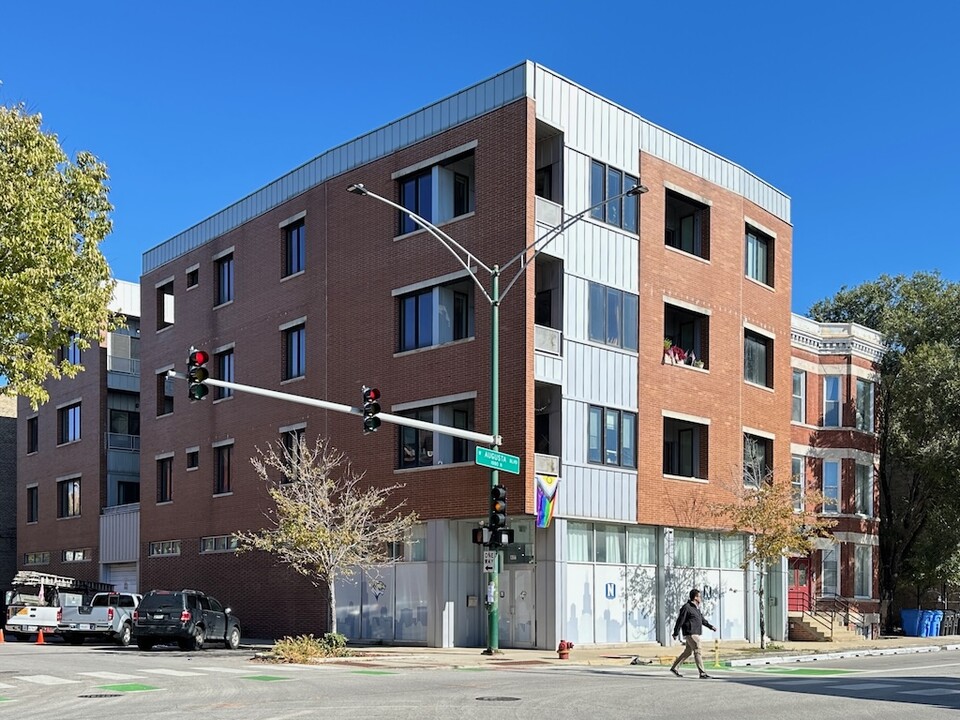 1352 W Augusta Blvd in Chicago, IL - Building Photo