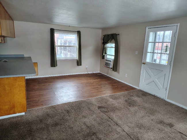 18 E Main St in Ione, CA - Foto de edificio - Building Photo