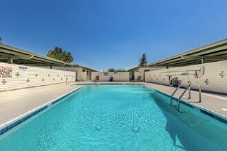 Rossmore Apartments in Phoenix, AZ - Building Photo - Building Photo