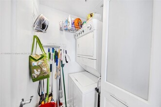 253 NE 2nd St, Unit 1109 in Miami, FL - Building Photo - Building Photo